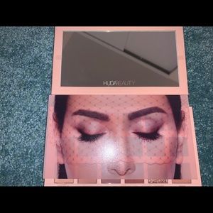 Huda beauty nude palette